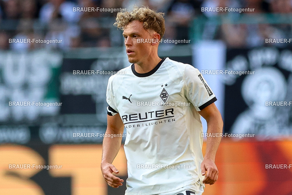 Borussia Mönchengladbach vs Hamburger SV - Bundesliga  | Mönchengladbach, Deutschland, 24.08.25:   Robin Hack (Borussia Mönchengladbach) schaut waehrend des Spiels der Bundesliga zwischen Borussia Mönchengladbach vs Hamburger SV im Stadion im Borussia Park(Foto von Brauer-Fotoagentur / Adrian Schlueter)