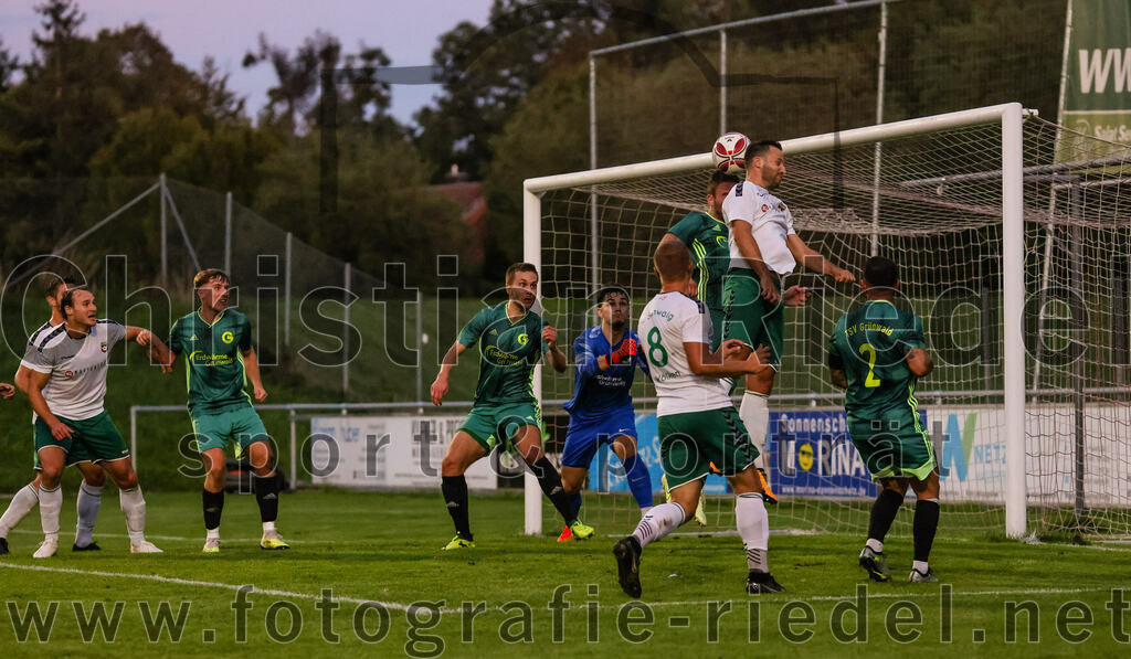 2023-09-01_098_FC_Schwaig_gegen_TSV_Gruenwald | Oberding, Deutschland, 01.09.2023:
Fußball, Landesliga Südost 2023 / 2024, 9. Spieltag, FC Schwaig gegen TSV Grünwald, Endergebnis: 3:1

Luis Heinzlmeier (TSV Grünwald, #14), Torwart Lukas Brandl (TSV Grünwald, #22), Markus Kreuzeder (TSV Grünwald, #4), Nils Ehret (FC Schwaig, #18), Marco Bornhauser (TSV Grünwald, #2)

Foto: Christian Riedel / fotografie-riedel.net