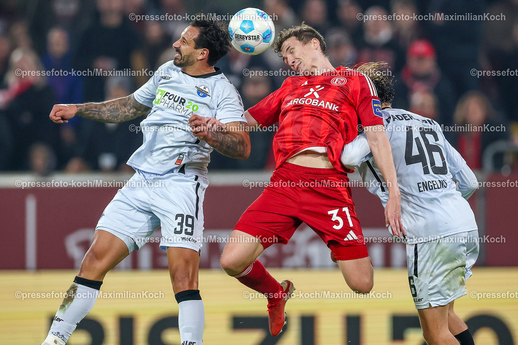 Due09112401054 | 09.11.2024, Fußball, Fortuna Düsseldorf - SC Paderborn 07, 2. Bundesliga, Merkur Spiel-Arena, Saison 2024 2025: Zweikampf Tim Rossmann (Fortuna Düsseldorf #21) gegen Adriano Grimaldi (Paderborn #39) und Luis Engelns (Paderborn #46) Kopfball KopfballduellDFB regulations prohibit any use of photographs as image sequences and or quasi-video.