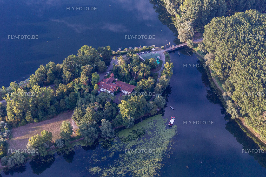 Fischerheim, Restaurant Insel Rott am Rhein | Luftbild: Fischerheim, Restaurant Insel Rott am Rhein im Ortsteil Hochstetten in Linkenheim-Hochstetten im Bundesland Baden-Württemberg in Deutschland. Foto: IMG_122289.jpg vom 15.08.2020 durch ©2025 Werner Riehm fly-foto.de/copyright - Realisiert mit Pictrs.com