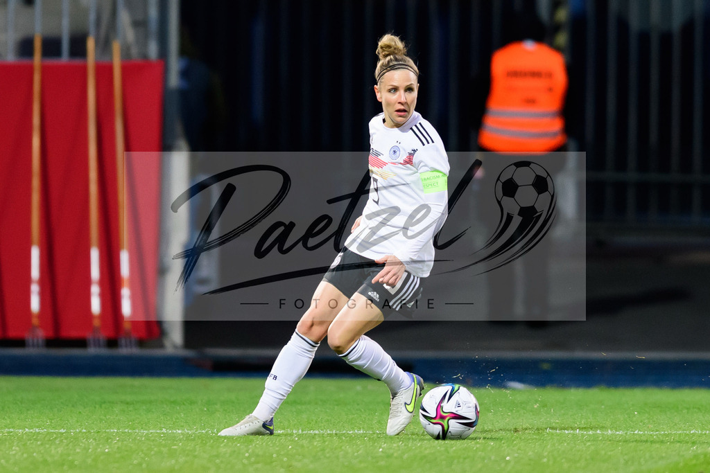 GERTUR20211126_116 | Fussball, Frauen: Svenja Huth (Germany) in Aktion, am Ball, Einzelaktion bei dem Spiel der WM-Qualifikation zwischen Deutschland und Tuerkei im Eintracht-Stadion am 26.11.2021 in Braunschweig, Deutschland. - Realisiert mit Pictrs.com