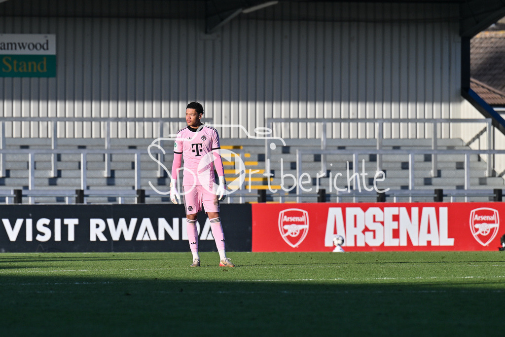 Arsenal London U19 - FC Bayern München U19 | BOREHAMWOOD, ENGLAND - 26. NOVEMBER: Im Bild Leonard PRESCOTT (FC Bayern München U19 1) / Einzelfoto / Freisteller beim Ligaspiel zwischen der U19 von Arsenal London und der U19 des FC Bayern München am 5. Spieltag der UEFA Youth League im Meadow Park am 26.11.2025