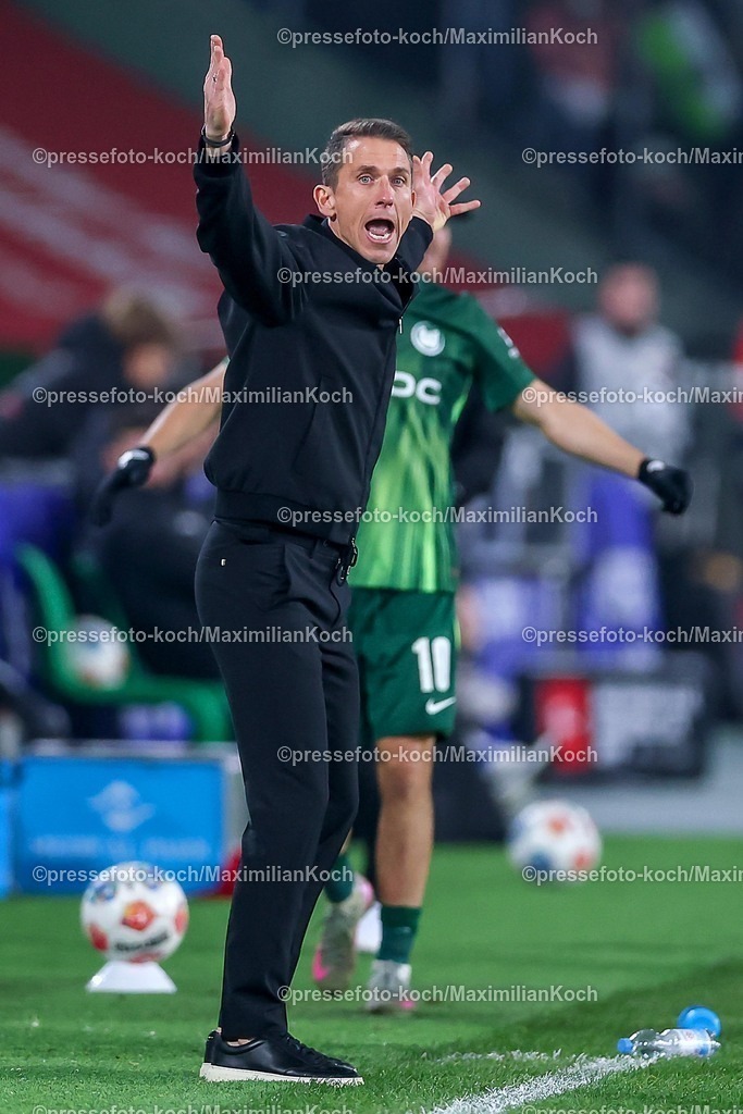 BMG13122502160 | 13.12.2025, Fußball, Borussia Mönchengladbach - VfL Wolfsburg, 1. Fußball Bundesliga, 14.Spieltag, Borussia-Park, Saison 2025 2026: Interimstrainer Daniel Bauer (VfL Wolfsburg #hc) wild gestikulierend am Spielfeldrand  DFB regulations prohibit any use of photographs as image sequences and or quasi-video.