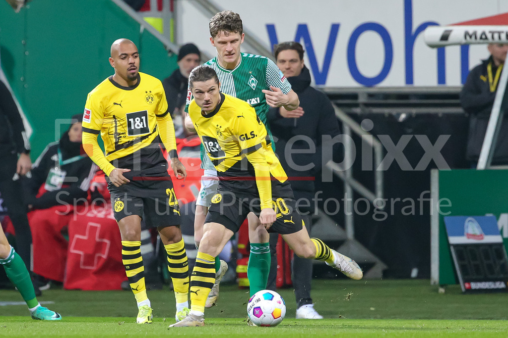 Fussball, Bundesliga, SV Werder Bremen - Borussia Dortmund | v.li.: Marcel Sabitzer (Borussia Dortmund, BVB, 20) und Jens Stage (SV Werder Bremen, 6) im Zweikampf, Duell, Dynamik, Aktion, Action, Spielszene, DIE DFL-RICHTLINIEN UNTERSAGEN JEGLICHE NUTZUNG VON FOTOS ALS SEQUENZBILDER UND/ODER VIDEOÄHNLICHE FOTOSTRECKEN. DFL REGULATIONS PROHIBIT ANY USE OF PHOTOGRAPHS AS IMAGE SEQUENCES AND/OR QUASI-VIDEO.