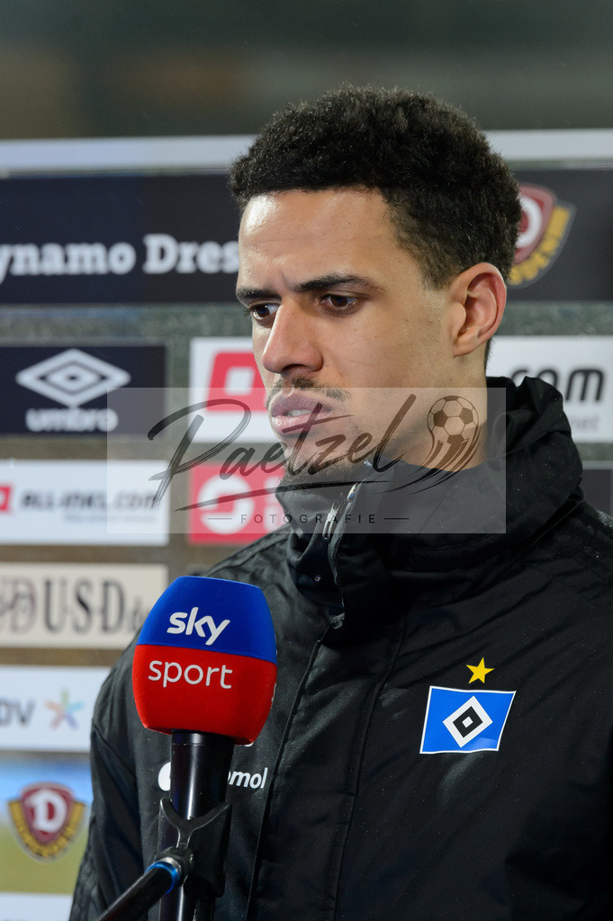 SGDHSV20220114_183 | Fussball, Herren: Robert Glatzel (Hamburger SV) schaut bei dem Spiel der 2. Bundesliga zwischen SG Dynamo Dresden und Hamburger SV im Rudolf-Harbig-Stadion am 14.01.2022 in Dresden, Deutschland.DFB / DFL REGULATIONS PROHIBIT ANY USE OF PHOTOGRAPHS AS IMAGE SEQUENCES AND/OR QUASI-VIDEO. - Realisiert mit Pictrs.com