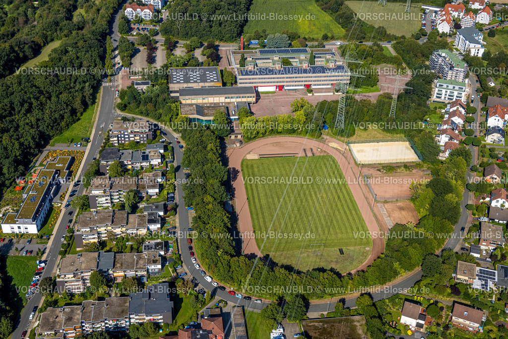 Hattingen240809978 | Luftbild, Gymnasium mit Solardach, Schulzentrum und Sportzentrum Holthausen mit Sportplatz, umgeben von Wohnsiedlungen, Holthausen West Baustelle mit Neubau am Halweg, Holthausen, Hattingen, Ruhrgebiet, Nordrhein-Westfalen, Deutschland