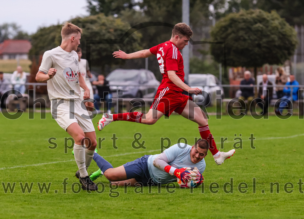 2023-08-04_089_SV_Walpertskirchen_gegen_FC_Finsing | Walpertskirchen, Deutschland, 04.08.2023:
Fußball, Kreisliga 2023 / 2024, 2. Spieltag, SV Walpertskirchen gegen FC Finsing, Endergebnis: 3:3

Marius Orthuber (SV Walpertskirchen, #6), Fabian Kövener (FC Finsing, #12), Torwart Stefan Gröppmaier (SV Walpertskirchen, #1)

Foto: Christian Riedel / fotografie-riedel.net
