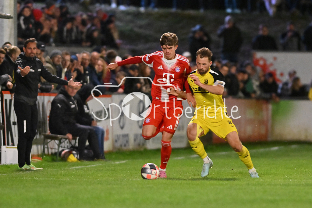 DJK Vilzing - FC Bayern Amateure | im Duell Guido Della ROVERE (FC Bayern Muenchen II 10) und Felix WEBER (DJK Vilzing 24) / Zweikampf / Regionalliga Bayern: DJK Vilzing - FC Bayern Amateure; Manfred-Zollner Stadion am 23.09.2025