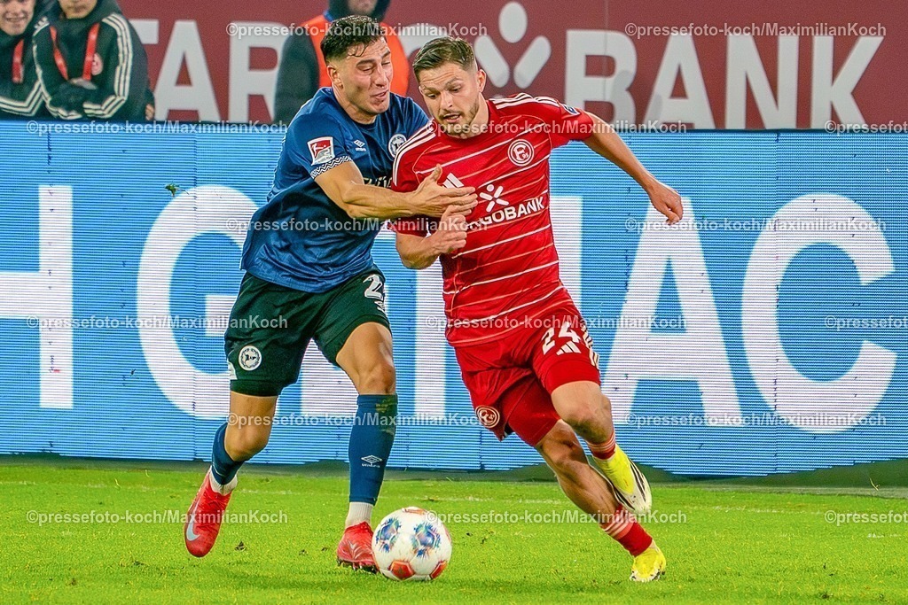 xKKUx16012601046 | 16.01.2026, xkkux, Fußball, Fortuna Düsseldorf - Arminia Bielefeld, 2. Fußball Bundesliga, Merkur Spiel-Arena, Saison 2025 2026: Stefano Russo (Arminia Bielefeld #21) im Zweikampf gegen  Florent Muslija (Fortuna Düsseldorf #24)  DFB regulations prohibit any use of photographs as image sequences and or quasi-video.