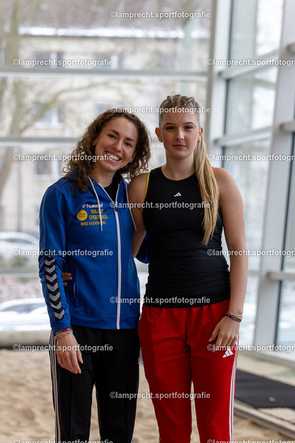 Leichtathletik I Landeshallenmeisterschaften 054 | v.l. Sofia Heimann (SC Rönnau 74), Sina Münster (SC Rönnau 74) - Realisiert mit Pictrs.com