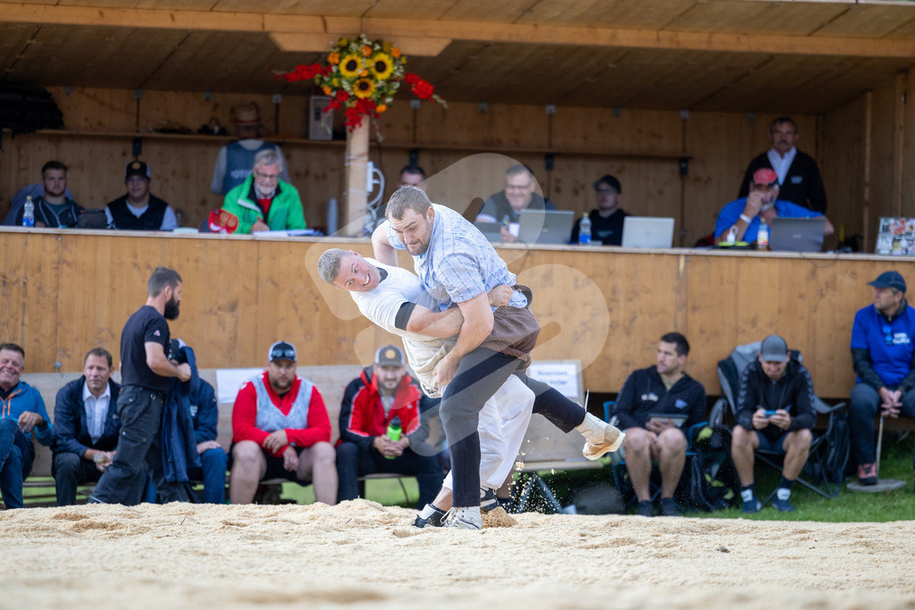 Rigi2025_0365 | Die Schwinger des Schwyzer Kantonalen Schwingerverbandes: Fotos, die Dynamik und Leidenschaft festhalten, sowie emotionale Momente aus dem traditionellen Schwingsport zeigen. - Realisiert mit Pictrs.com