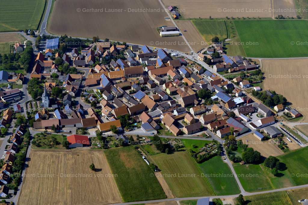 3650489 | WOLKSHAUSEN 13.09.2016 Landwirtschaftliche Nutzflächen und Feldgrenzen  umsäumen das Siedlungsgebiet des Dorfes in Wolkshausen im Bundesland Bayern, Deutschland // Agricultural land and field boundaries surround the settlement area of the village  in Wolkshausen in the state Bavaria, Germany Foto: Gerhard Launer