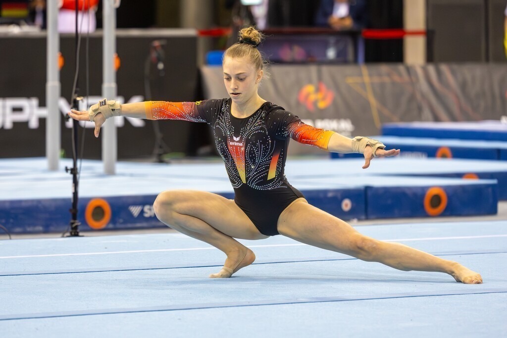 Stuttgart: DTB-Pokal 2026, Gerätfinals | Stuttgart: DTB-Pokal 2026, Gerätfinals***Luna Zimmermann am Boden - Realisiert mit Pictrs.com