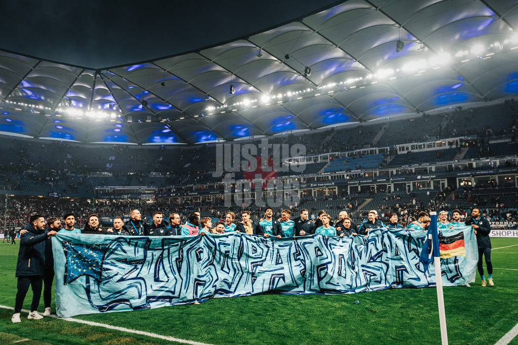 Fußball | Männer | Saison 2025/2026 | 1. Fußball-Bundesliga | 31. Spieltag | Hamburger SV vs. TSG Hoffenheim | 25.04.2026 | Das Team aus Hoffenheim feiert den Sieg und den Einzug in den Europapokal