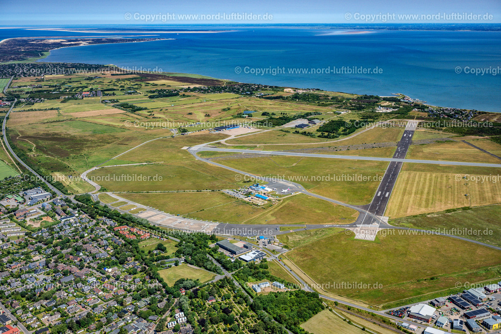Sylt_Westerland_Flugplatz_Airport_ELS_4763210625 | SYLT 21.06.2025 Start- und Landebahnen mit Rollwegen Hangaranlagen und Terminals auf dem Gelände des Flughafen Westerland auf der Insel Sylt im Bundesland Schleswig-Holstein, Deutschland. // Runway with hangar taxiways and terminals on the grounds of the airport Westerland at the island Sylt in the state Schleswig-Holstein, Germany. Foto: Martin Elsen