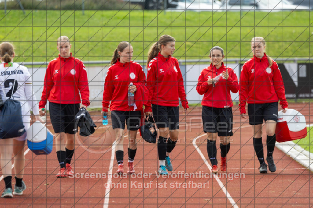 20250928_130502_0094 | #,1.FC Donzdorf (schwarz) vs. TV Derendingen (rot), Fussball, Frauen-Verbandsliga Württemberg, 03. Spieltag, Saison 2025/2026, Rasenplatz Lautertal Stadion, Süßener Straße 16, 73072 Donzdorf, 28.09.2025 - 13:00 Uhr,Foto: PhotoPeet-Sportfotografie/Peter Harich