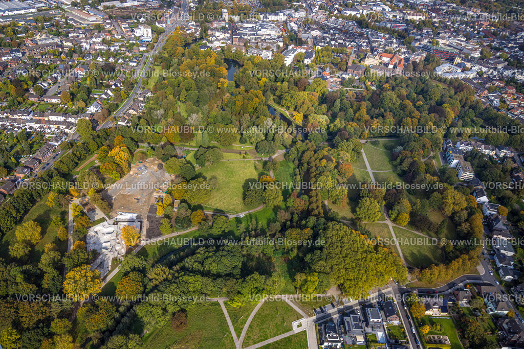 Moers241012759 | Luftbild, Skatepark Moers-Hülsdonk Sportanlage und Baustelle, Park und herbstliche Bäume, Moers, Moers, Ruhrgebiet, Nordrhein-Westfalen, Deutschland