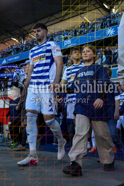 07.04.2026, GER, Fussball, Herren, 3. Liga, Saison 2025/2026, MSV Duisburg - VfL Osnabrück | Tobias Fleckstein (MSV Duisburg) läuft ein mit Kind 