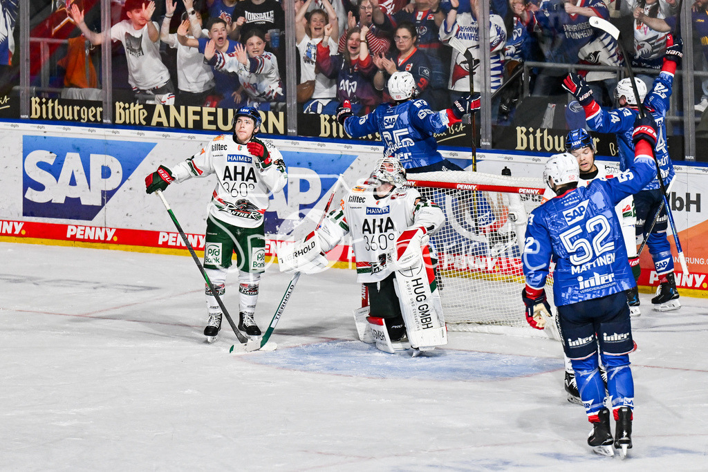 Adler Mannheim - Augsburger Panther | MANNHEIM, DEUTSCHLAND - 25. FEBRUAR: Jubel der Hausherren nach dem Treffer zum 3-2 durch Marc MICHAELIS (Adler Mannheim 65) / Tor / Torschuetze / Freude / Happy während dem Match zwischen den Adler Mannheim und den Augsburger Panthern am 45. Spieltag der Penny DEL in der SAP Arena