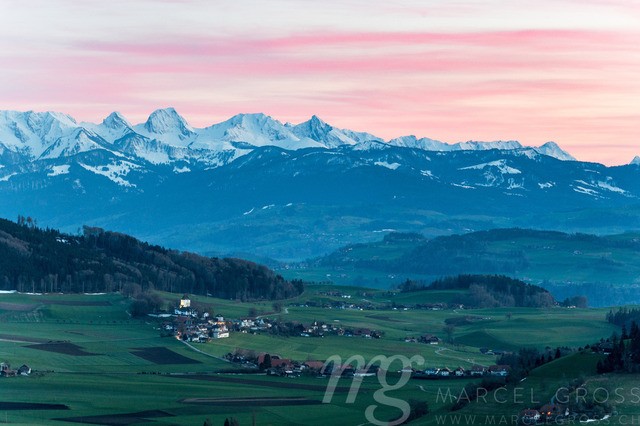Schlosswil and Gantrisch Ridge on a spring sunset | Die ideale Geschenkidee für Naturliebhaber. Naturbilder von Marcel Gross Photography für ihr Zuhause in den verschiedensten Formaten und Materialien. - Realizzato con Pictrs.com