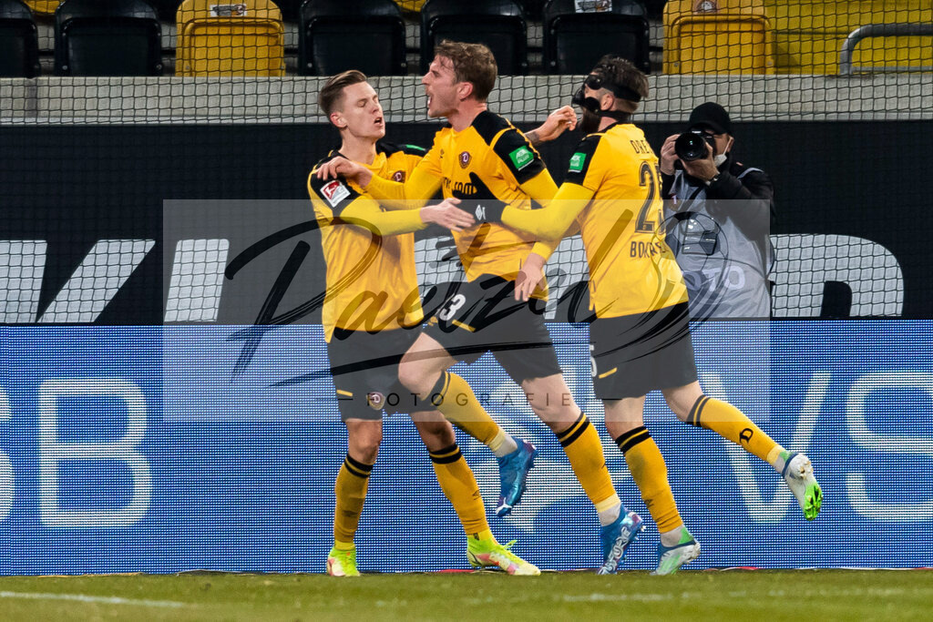 SGDHSV20220114_049 | Fussball, Herren: Christoph Daferner (SG Dynamo Dresden) Torjubel, jubelt mit seiner Mannschaft nach dem Treffer zum 1:1 bei dem Spiel der 2. Bundesliga zwischen SG Dynamo Dresden und Hamburger SV im Rudolf-Harbig-Stadion am 14.01.2022 in Dresden, Deutschland.DFB / DFL REGULATIONS PROHIBIT ANY USE OF PHOTOGRAPHS AS IMAGE SEQUENCES AND/OR QUASI-VIDEO. - Realisiert mit Pictrs.com