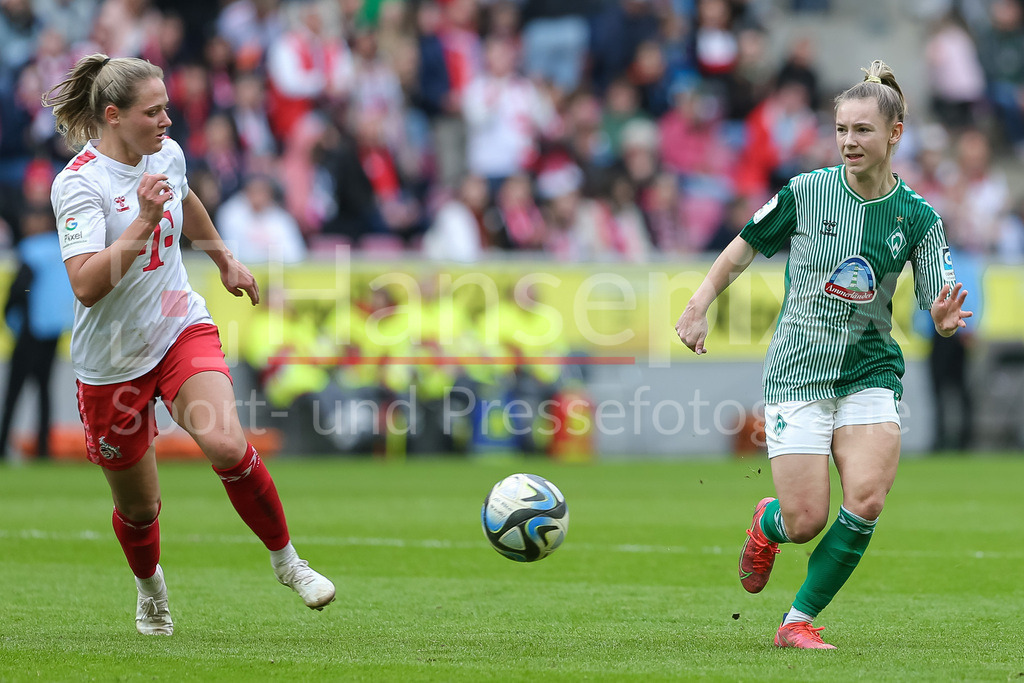 Fussball, Google Pixel Frauen-Bundesliga, 1. FC Köln - SV Werder Bremen | v.li.: Marleen Schimmer (1. FC Köln, 23) und Michelle Weiß (SV Werder Bremen, 8) im Zweikampf, Duell, Dynamik, Aktion, Action, Spielszene, DIE DFB-RICHTLINIEN UNTERSAGEN JEGLICHE NUTZUNG VON FOTOS ALS SEQUENZBILDER UND/ODER VIDEOÄHNLICHE FOTOSTRECKEN. DFB REGULATIONS PROHIBIT ANY USE OF PHOTOGRAPHS AS IMAGE SEQUENCES AND/OR QUASI-VIDEO.