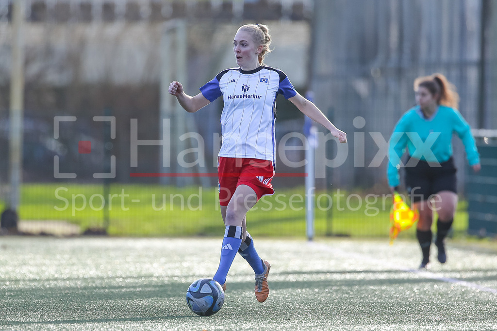 Fussball, Testspiel Frauen, Hamburger SV - Kolding IF | v.li.: Sophie Profe (Hamburger SV, 14) am Ball, Einzelbild, Ganzkörper, Aktion, Action, Spielszene