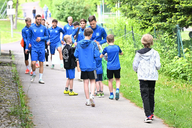 mikovits-20240507-0021 | Image shows an overiview of players of FC Blau-Weiss Linz with childrens. Keywords: autograph, PK LASK, Sport, Bundesliga, Fußball /Foto: Albert Mikovits Datum 20240507