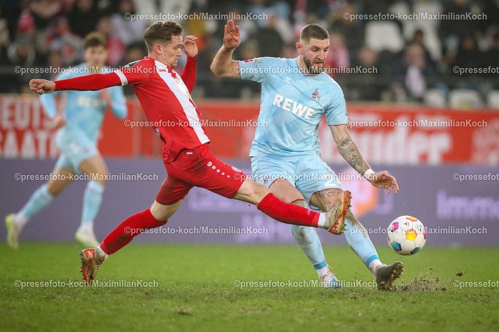 RWE06012401065 | 06.01.2024, Essen, Fußball, Herren, Stadion an der Hafenstraße, Testspiel, Rot-Weiss Essen – 1. FC Köln:  Nils Kaiser (Rot-Weiss Essen) kämpft gegen Julian Chabot (1.FC Köln) um den Ball. 
DFB regulations prohibit any use of photographs as image sequences and or quasi-video.
