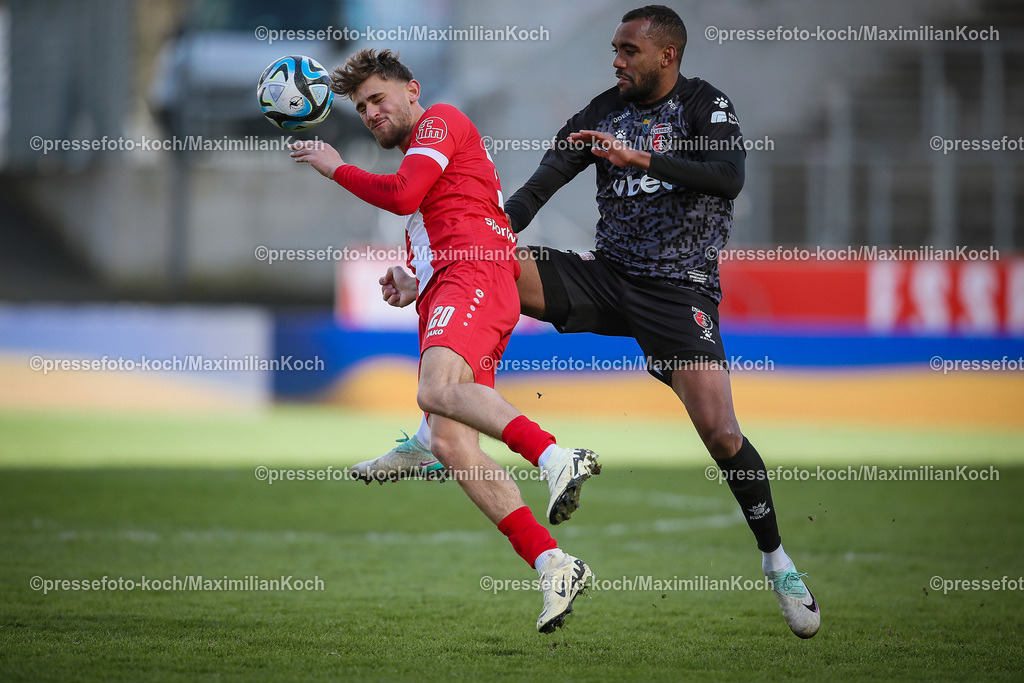 RWE23032401045 | 23.03.2024, Essen, Fußball, Stadion an der Hafenstraße, Testspiel Rot-Weiss Essen – NK Veres Rivne: Leonardo Vonic (Rot-Weiss Essen) gegen Julio Cesar (NK Veres Rivne)