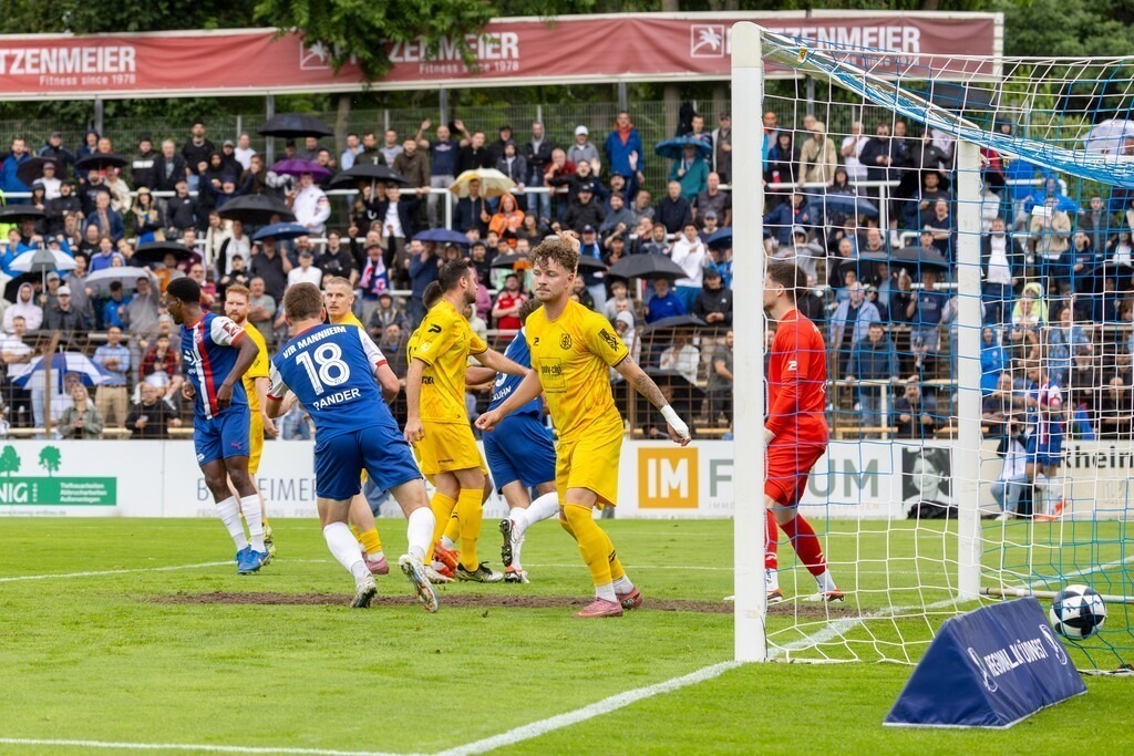 Fußball, Aufstiegsspiel zur Regionalliga Südwest, VfR Mannheim gegen FC Eddersheim | Fußball, Aufstiegsspiel zur Regionalliga Südwest, VfR Mannheim gegen FC Eddersheim***Christian Kuhn (5, nicht im Bild) erzielt das 3:1 für den VfR - Realisiert mit Pictrs.com