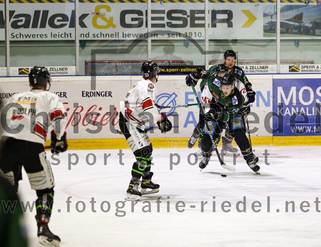 2022-11-06_101_TSV_Erding_gegen_EHC_Koenigsbrunn | Erding, Deutschland, 06.11.2022:
Eishockey, Bayernliga 2022 / 2023, 11. Spieltag, TSV Erding gegen EHC Königsbrunn, Endergebnis: 1:7

Sebastian Busch (Erding Gladiators, #11)

Foto: Christian Riedel / fotografie-riedel.net