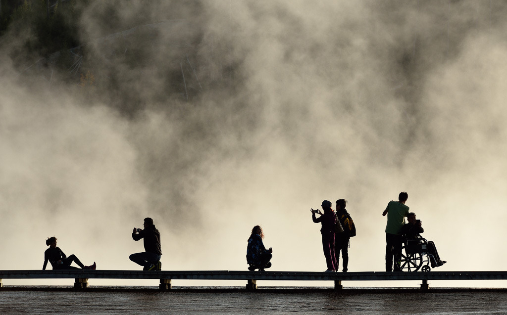 usa-2014-472-02 | Besucher des Yellowstone Nationalparks am Grand Prismatic Spring im Midway Geyser Basin im Gegenlicht - Realisiert mit Pictrs.com