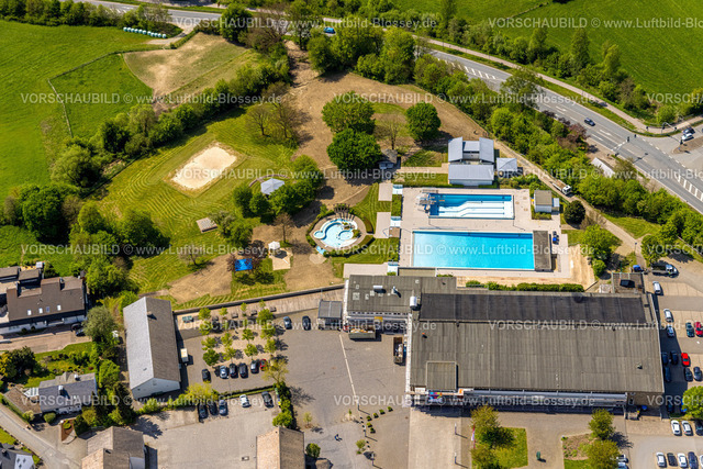 Schmallenberg240505440 | Luftbild, Wellen-Freibad Schwimmbad und Liegewiese, Stadthalle, Schmallenberg, Sauerland, Nordrhein-Westfalen, Deutschland