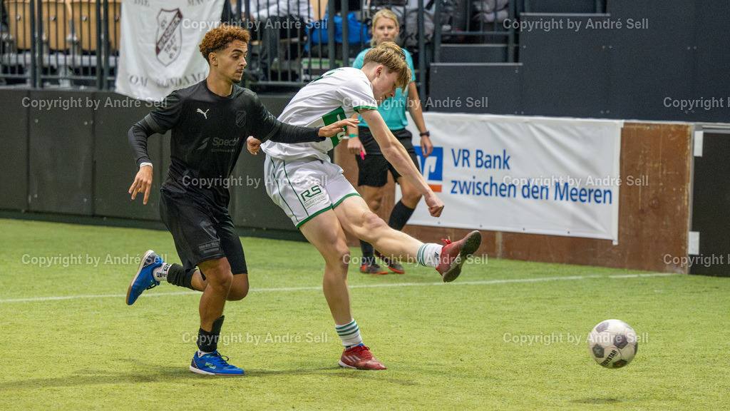 Halbfinale 1 - PSV Neumünster vs SV Wasbek | Lucas Schulze (PSV #27) / Chams Belhiba (Wasbek #32) // 44. RS-Reifenhandel-Cup 2024 / Halbfinale 1 - PSV Neumünster vs SV Wasbek / Holstenhalle 1 / Neumünster / 26.12.24 - Realisiert mit Pictrs.com