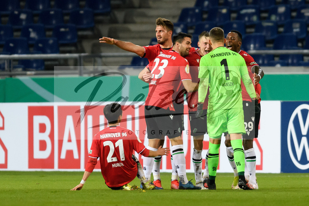 H96DUS20211027_062 | Fussball, Herren: Maximilian Beier (Hannover 96) Torjubel, jubelt mit seiner Mannschaft nach dem Treffer zum 3:1 bei dem Spiel der 2. Runde im DFB-Pokal zwischen Hannover 96 und Fortuna Duesseldorf in der HDI-Arena am 27.10.2021 in Hannover, Deutschland.DFB / DFL REGULATIONS PROHIBIT ANY USE OF PHOTOGRAPHS AS IMAGE SEQUENCES AND/OR QUASI-VIDEO. - Realisiert mit Pictrs.com