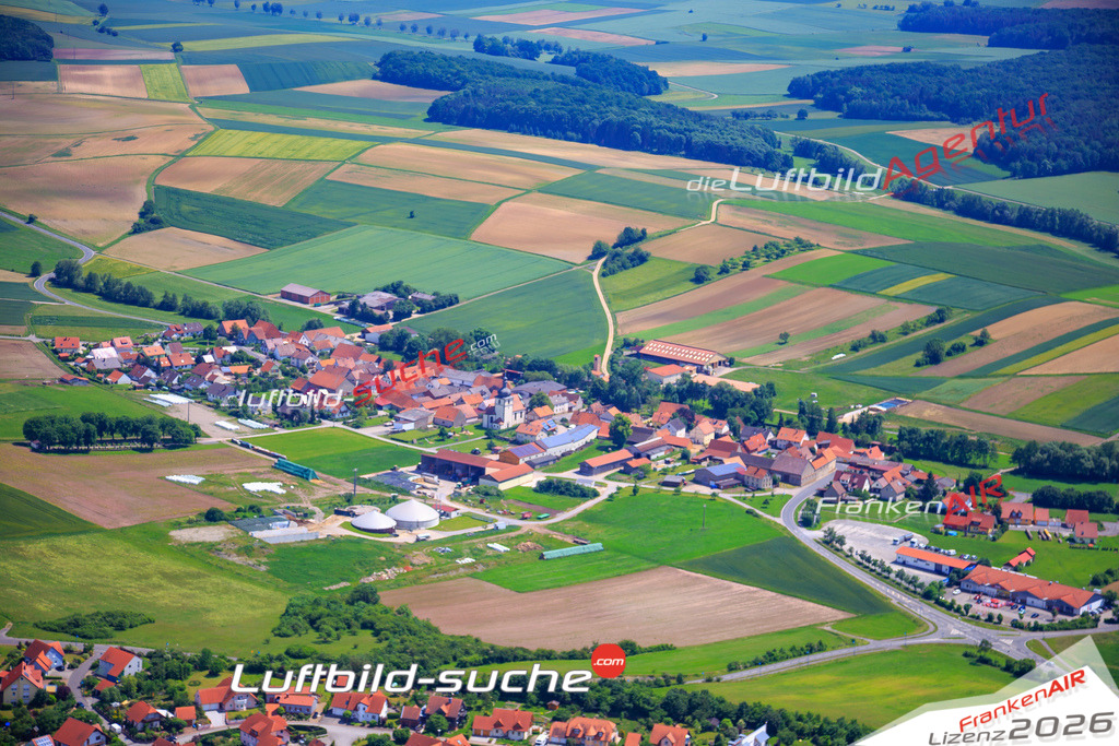 Die Luftaufnahme Sulzdorf - Stadtlauringen wurde vom UL-Flugzeug (keine Drohne) aus fotografiert.Hohe Druck- Auflösung-die Geschenkidee!