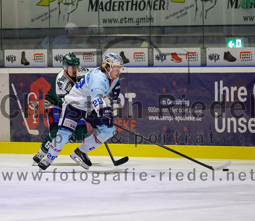 2025-12-23_061_TSV_Erding_gegen_Heilbronner_Falken | Erding, Deutschland, 23.12.2025:Eishockey, Oberliga Süd 2025 / 2026, 29. Spieltag, TSV Erding gegen Heilbronner Falken, Endergebnis: 5:4Dennis Miller (Erding Gladiators, #61), Calder Anderson (Heilbronner Falken, #29)Foto: Christian Riedel / fotografie-riedel.net