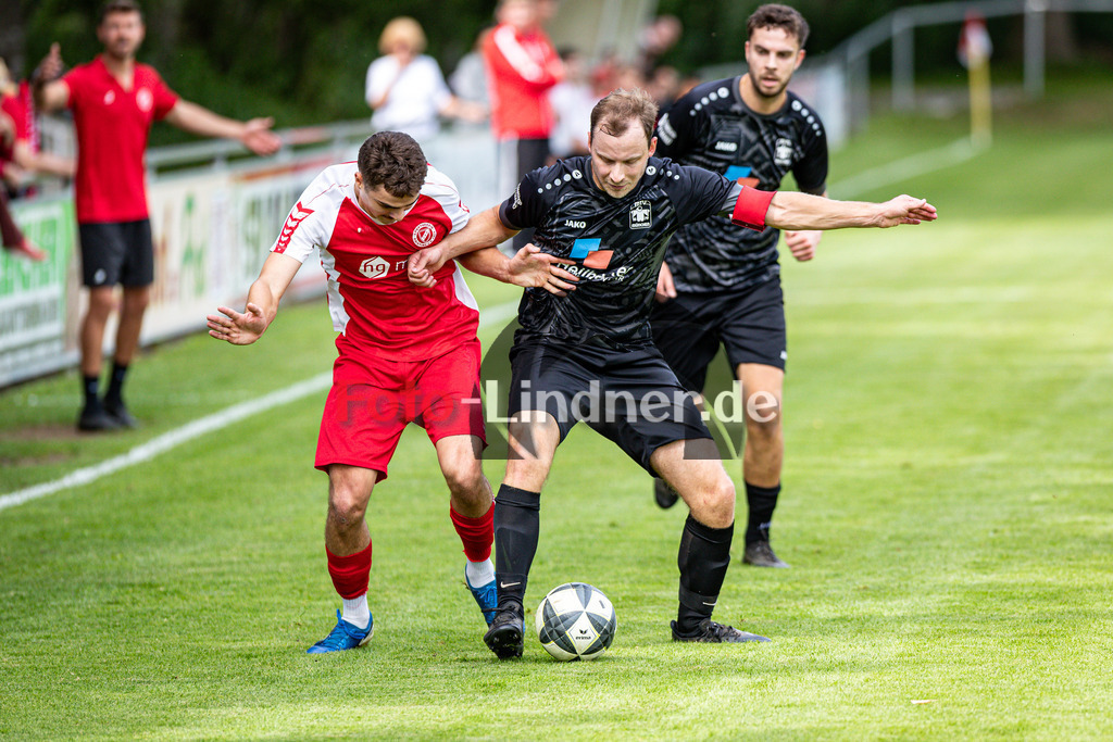 SV Raisting gegen MTV München | Fußball Herren Bezirksliga Oberbayern Süd 2025/26 9. Spieltag, SV Raisting gegen MTV München, 20250913,Zweikampf, 2025-09-13 in Raisting (Raiffeisen Arena Raisting), Florian FLATH (SV Raisting 3), Valentin DAMMASCH (MTV München Kapitän 10), Copyright: WolfgangxLindner www.foto-lindner.de