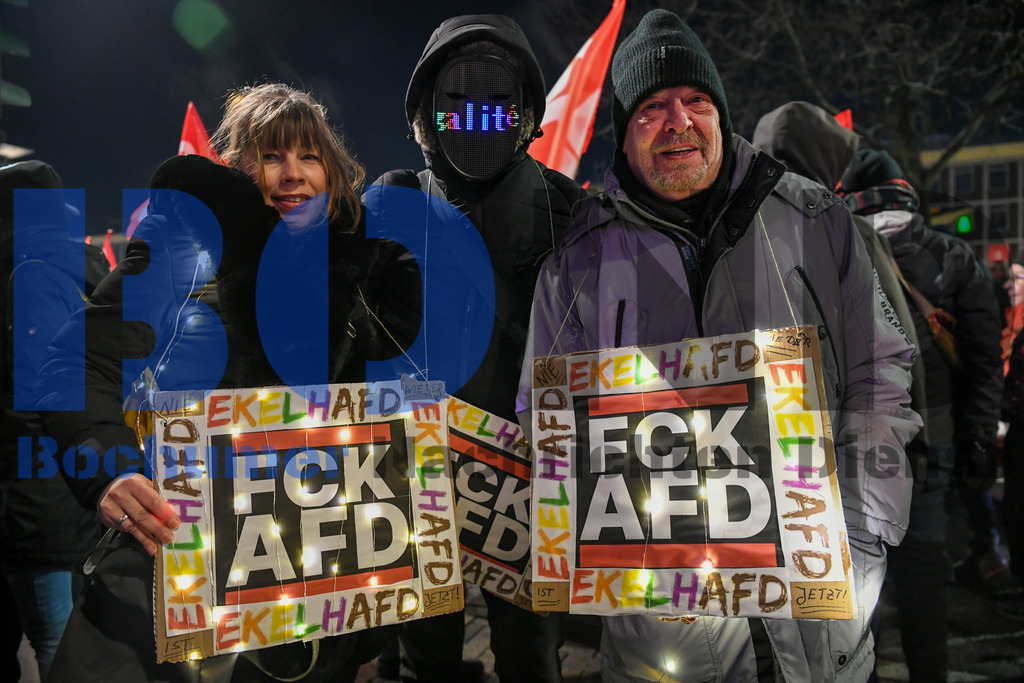 Weihnachtssingen im Stadion | {headline}



(Foto: Christian Schnaubelt / BOND)

 - Realisiert mit Pictrs.com