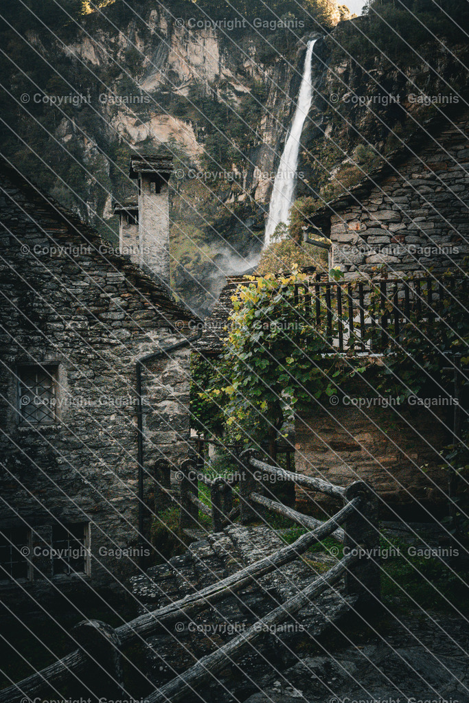 Foroglio Wasserfall Klassiker | Foroglio ist ein malerisches Bergdorf im Bavonatal im Tessin, Schweiz. Es ist bekannt für seinen beeindruckenden Wasserfall, der rund 80 Meter tief in das Tal stürzt, sowie für seine traditionellen Steinhäuser, engen Gassen und unberührte alpine Landschaft. Das Dorf wirkt wie aus einer anderen Zeit und zieht Natur- und Fotoliebhaber gleichermaßen an.