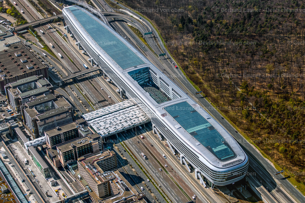 4020689 | Bahnhof und Hilton Hotel am Flughafen Frankfurt am Main