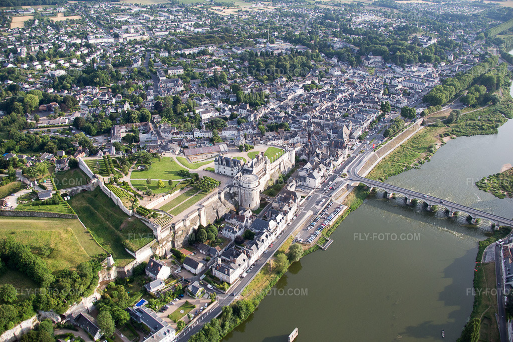 Aerial view: View of the town in Amboise in the state Indre et Loire, France.Photo: IMG_082357.jpg taken on 06/20/2015 by Werner Riehm/FLY-FOTO.comResolution of the original: 5472 x 3648 px