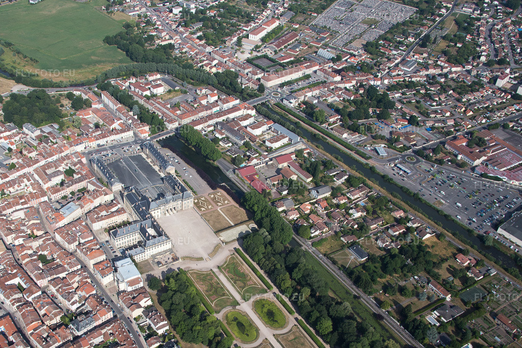 Vue aérienne: Vue de la ville à Lunéville dans le département Meurthe et Moselle, France. Photo: IMG_083173.jpg prise le 11/07/2015 par Werner Riehm/FLY-FOTO.euRésolution de l'original: 4099 x 2733 px