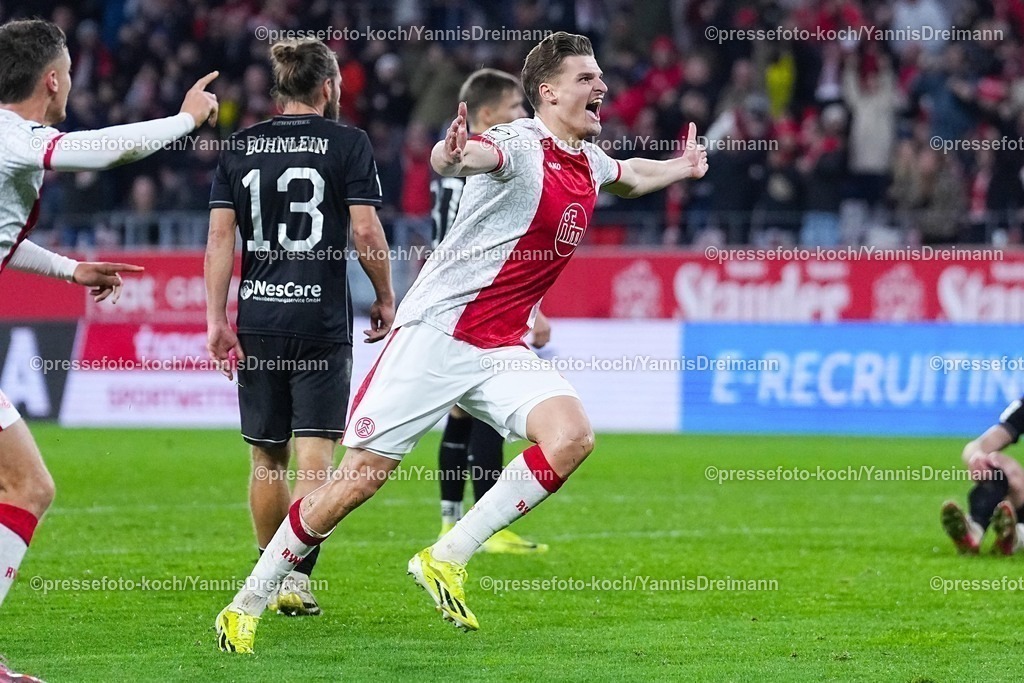 xYDRx02112501041 | 02.11.2025, xydrx, Fußball, 3.Liga, Rot-Weiss Essen - 1.FC Schweinfurt 05, Saison 2025 2026, Stadion an der Hafenstraße:  Torjubel nach dem Tor zum 2:1 für Rot-Weiss Essen durch Torschütze Marek Janssen (Rot-Weiss Essen #20)  DFB regulations prohibit any use of photographs as image sequences and or quasi-video.