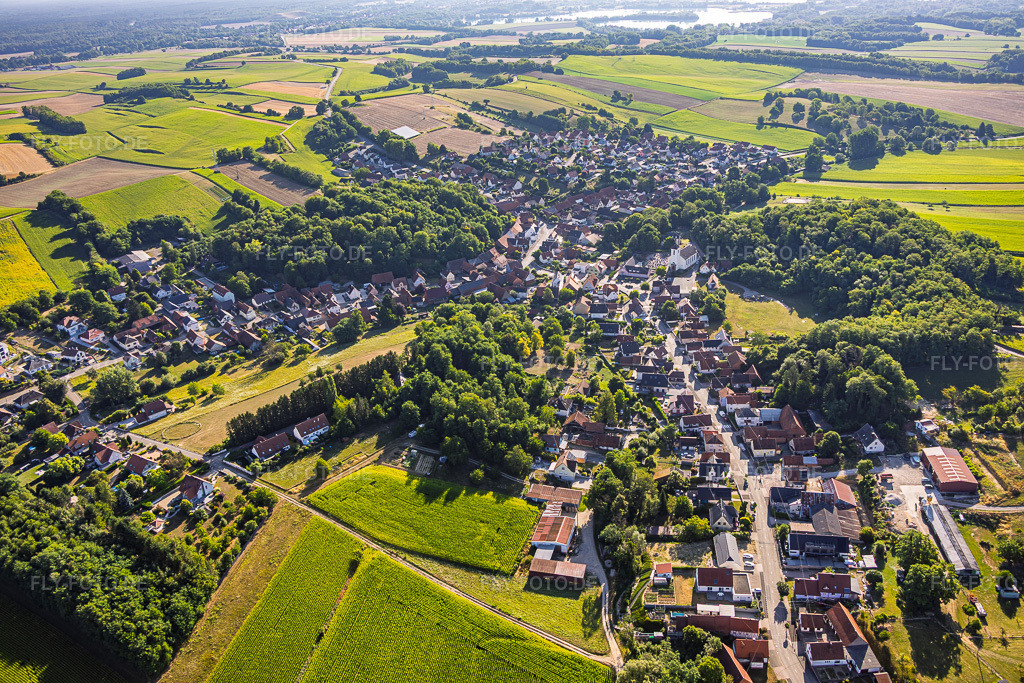 Luftbild: Ortsansicht von Südosten in Neewiller-près-Lauterbourg im Bundesland Bas-Rhin in Frankreich. – Foto: IMG_158177.jpg vom 25.07.2026 durch Werner Riehm/FLY-FOTO.de – Auflösung des Originals: 6000 x 4000 px