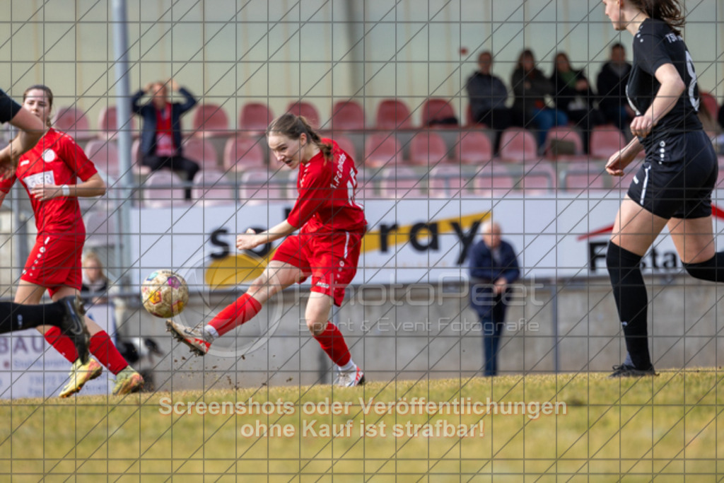 20250223_134431_0384 | Lena Paukert (1.FC Donzdorf #12),1.FC Donzdorf (rot) vs. TSV Tettnang (schwarz), Fussball, Frauen-WFV-Pokal Achtelfinale, Saison 2024/2025, Rasenplatz Lautertal Stadion, Süßener Straße 16, 73072 Donzdorf, 23.02.2025 - 13:00 Uhr,Foto: PhotoPeet-Sportfotografie/Peter Harich