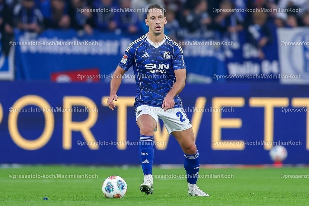 S0426092501120 | 25.09.2025, Fußball, FC Schalke 04 - SpVgg Greuther Fürth, 7.Spieltag, 2. Fußball Bundesliga, Veltins-Arena Gelsenkirchen, Saison 2025 2026: Nikola Katic&nbsp;(Schalke04 #25) DFB regulations prohibit any use of photographs as image sequences and or quasi-video.