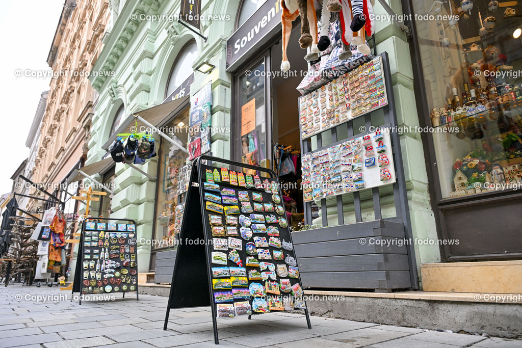 Slowakei_ Bratislavsky kraj_ Bratislava_ 08.10.2024-64 | 08.10.2024, Slowakei, SVK, Bratislavsky kraj, Bratislava, im Bild Bratislava, Stadtansichten, Gebauede, Sehenswurdigkeiten, Tourismus, Touristen, Cafe, Denkmal, Strasse, Donau, Bruecke, Schiff, Burg, Hrad, Ufo, Restaurant, Souvenier, Menschen, Bahnhof, Zug, Hauptstadt
