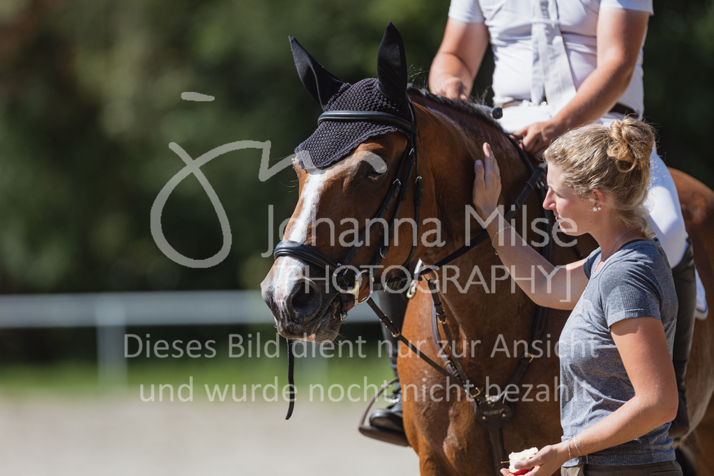 220824_Delbrueck_Springpferde-A2-107 | Deine schönsten Turniermomente als professionelle Fotos! Entdecke hochwertige Pferdesport-Fotografie im Online-Shop. Jetzt Fotos finden & bestellen!